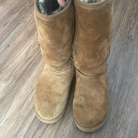 Ugg Tall boot w/ leopard print inside - Picture 5 of 6